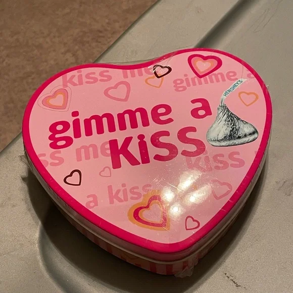 NIP collectible Hershey’s Heart Gimme A Kiss tin Valentine's Day great gift - Picture 4 of 5